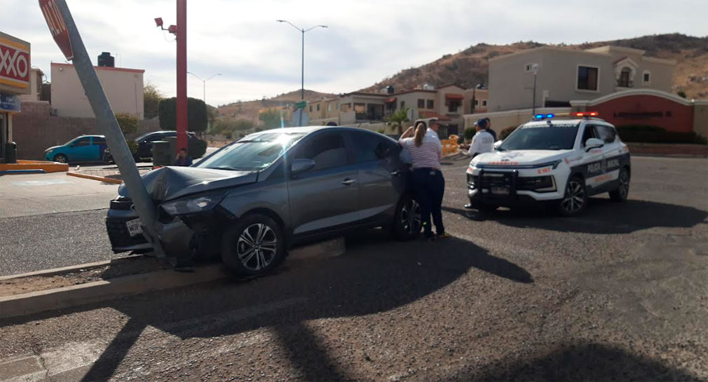 Conductor choca contra poste de luz tras persecución policial al sur de Hermosillo