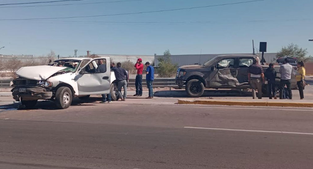 Choque entre 2 pickups deja 3 lesionados en salida norte de Hermosillo