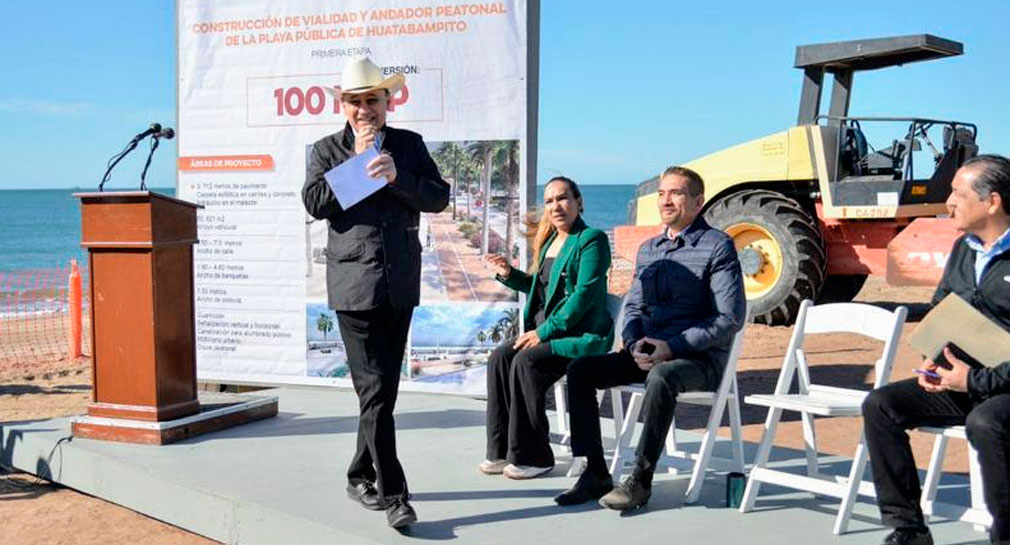 Entrega gobernador Durazo apoyo para estudiantes y familias de Huatabampo, arranca construcción de calle y andador en playa