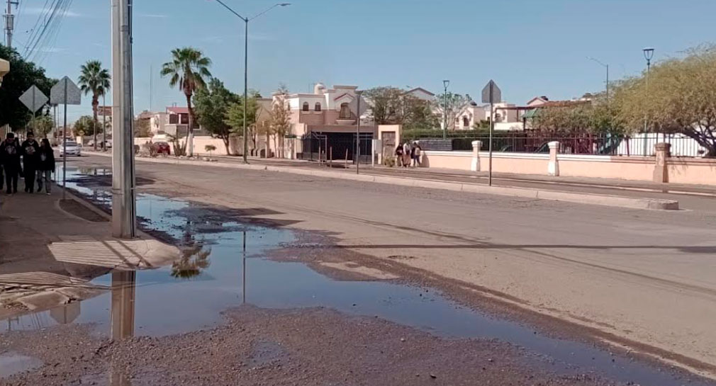 Denuncian vecinos de colonia Villa Bonita en Hermosillo varias fugas en el sector, coinciden es problema de salubridad
