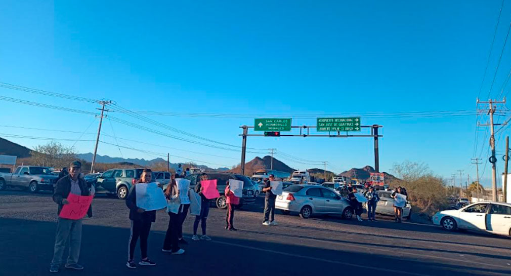 Bloquean acceso a San Carlos familiares de Maximiliano, joven acusado de robo en Guaymas, tras vinculación a proceso