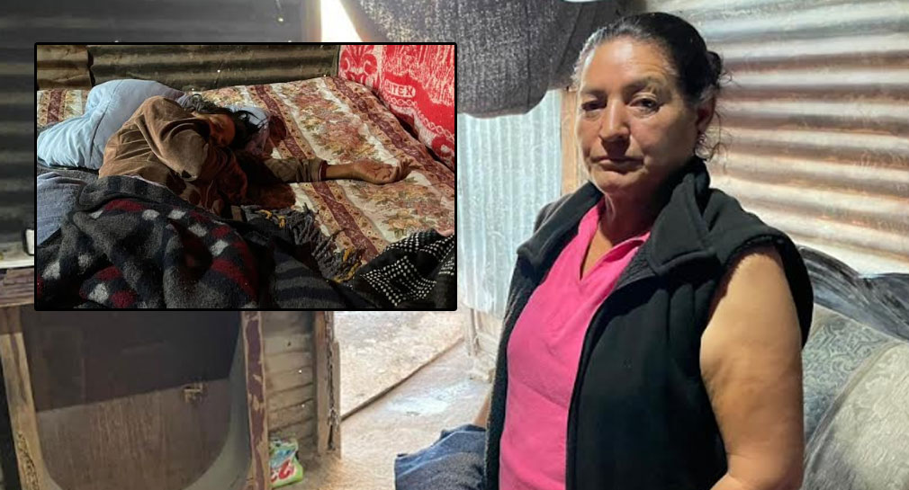 Librada Martínez cuida de su amiga María Rita López, en Hermosillo quien padece varias enfermedades y pasa sus últimos días de vida