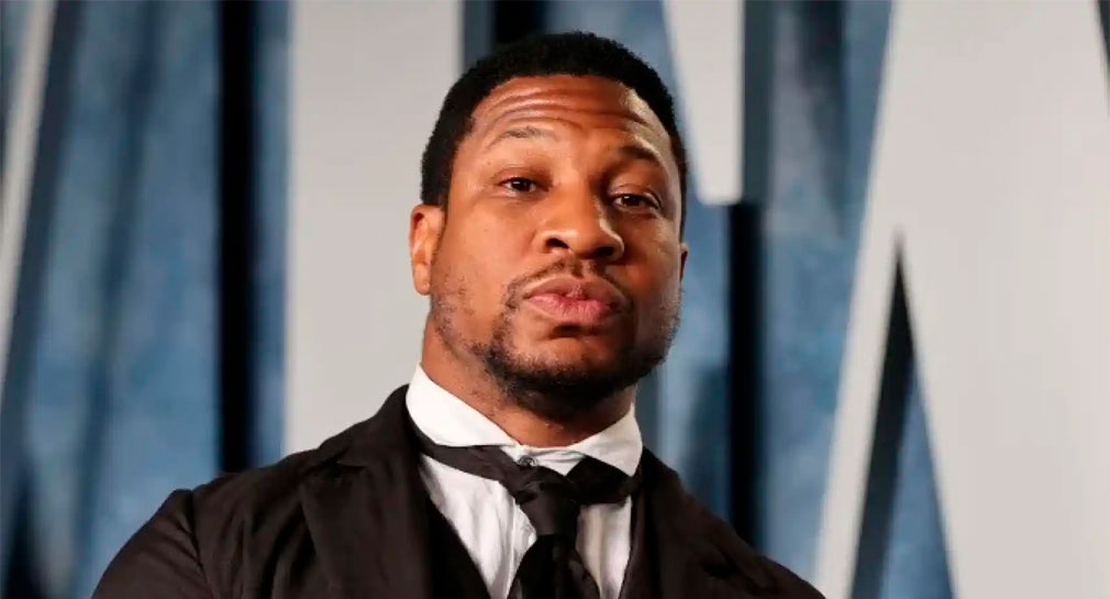 Aplazan sentencia del actor Jonathan Majors por agresión y acoso