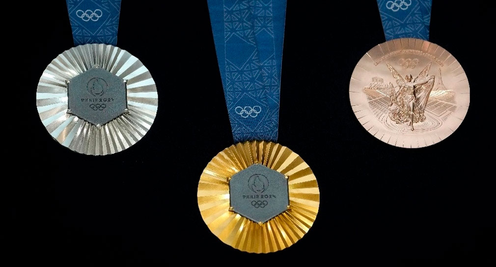 Presentan medallas olímpicas que se entregarán en París 2024, que llevarán un fragmento de la torre Eiffel
