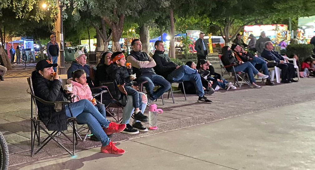Acuden ciudadanos a la Plaza Zaragoza de Hermosillo para ver el partido entre México y Puerto Rico de la Serie del Caribe