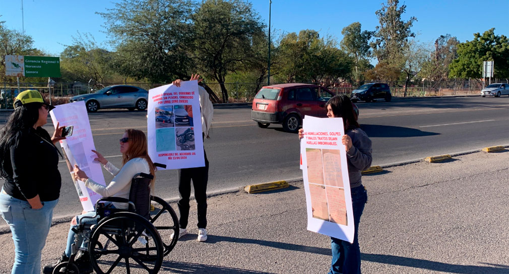Se manifiestan por fuera del Unacari familiares de Santiago, atropellado por servidora pública en Hermosillo, para exigir trato digno para el afectado