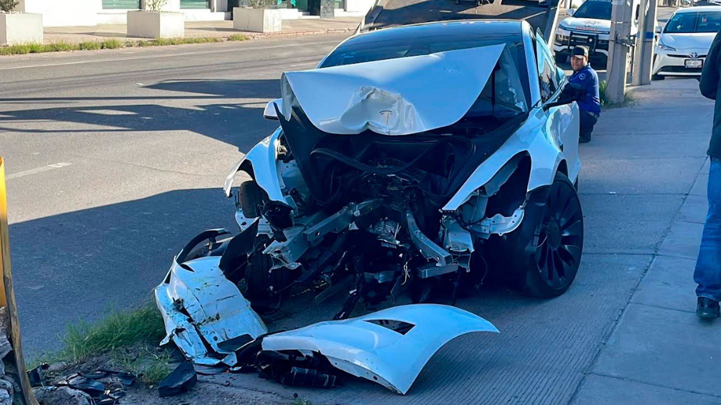 Automóvil Tesla se impacta contra poste de luz en colonia San Benito, de Hermosillo