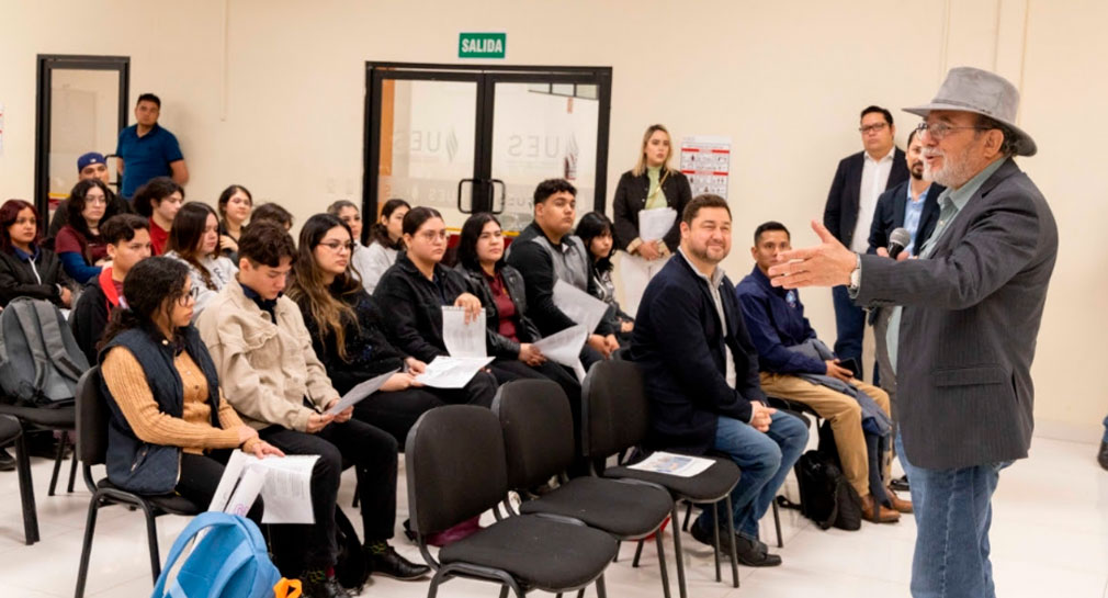 Presentan programa de trabajo en EEUU a futuros egresados de Enfermería y Enseñanza del Inglés de la UES