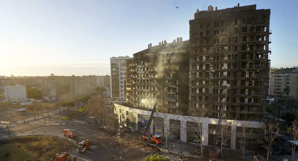 Sube a 10 la cifra de fallecidos por incendio en edificios residenciales en Valencia, España