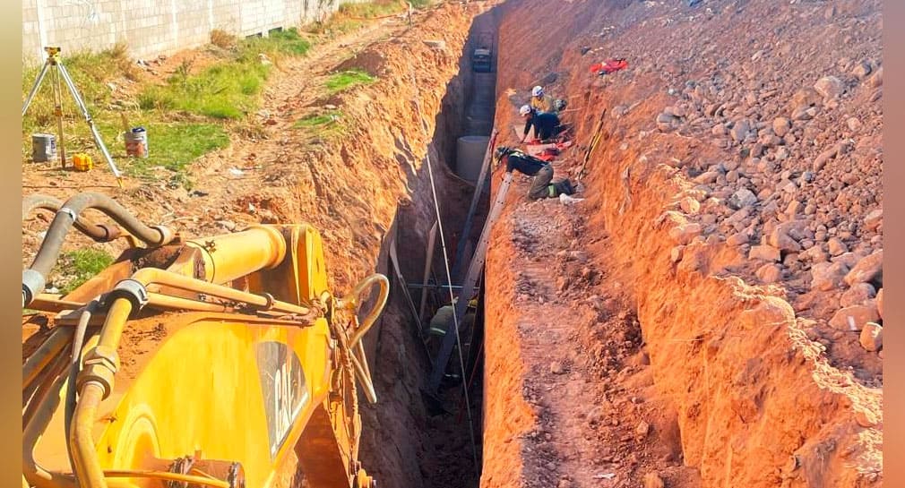 Rescatan a trabajador que cayó a zanja de obra en construcción en Hermosillo