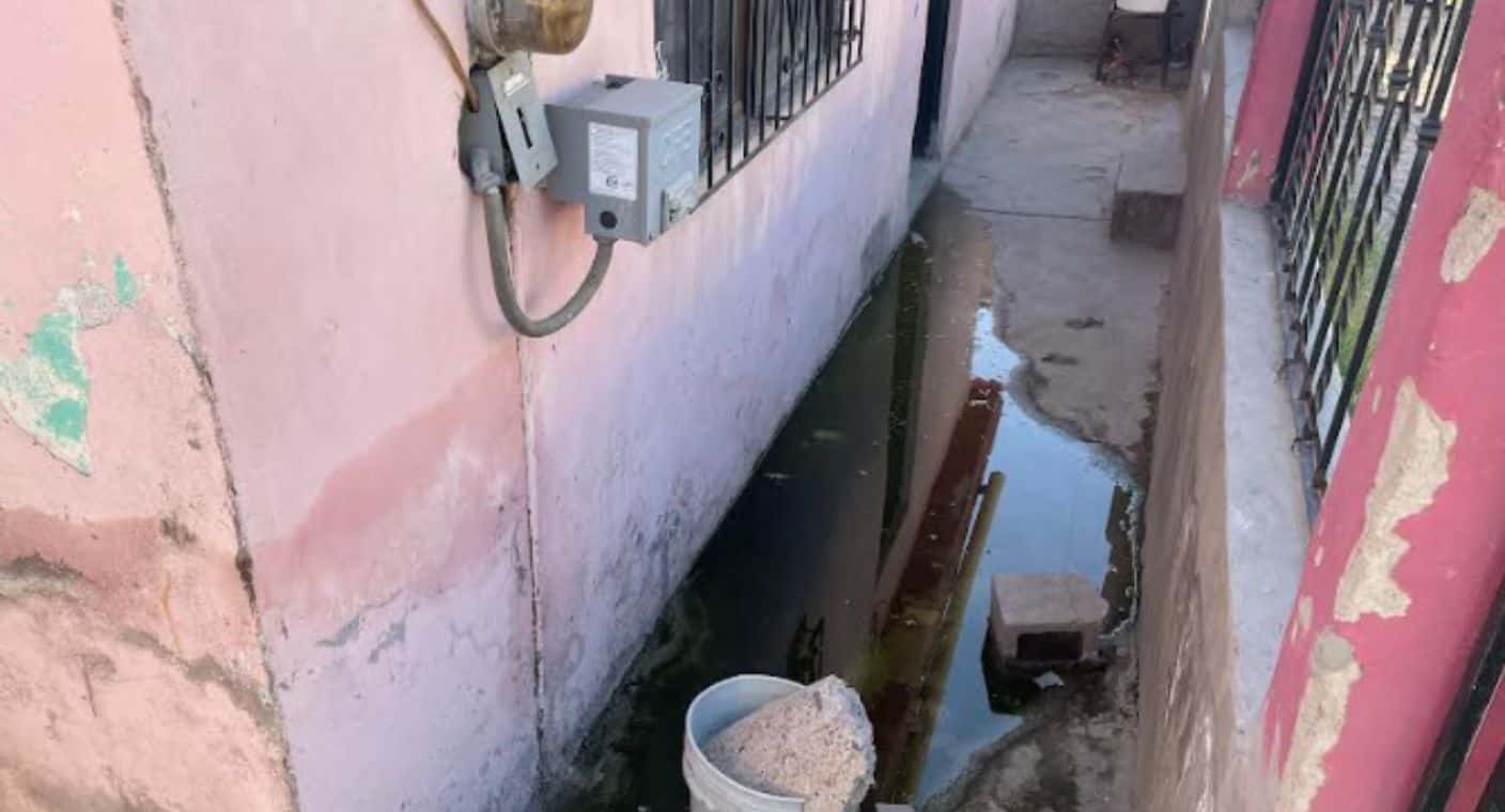 Vecinos denuncian que fugas de drenaje inundan casas en la colonia Palo Verde, de Hermosillo