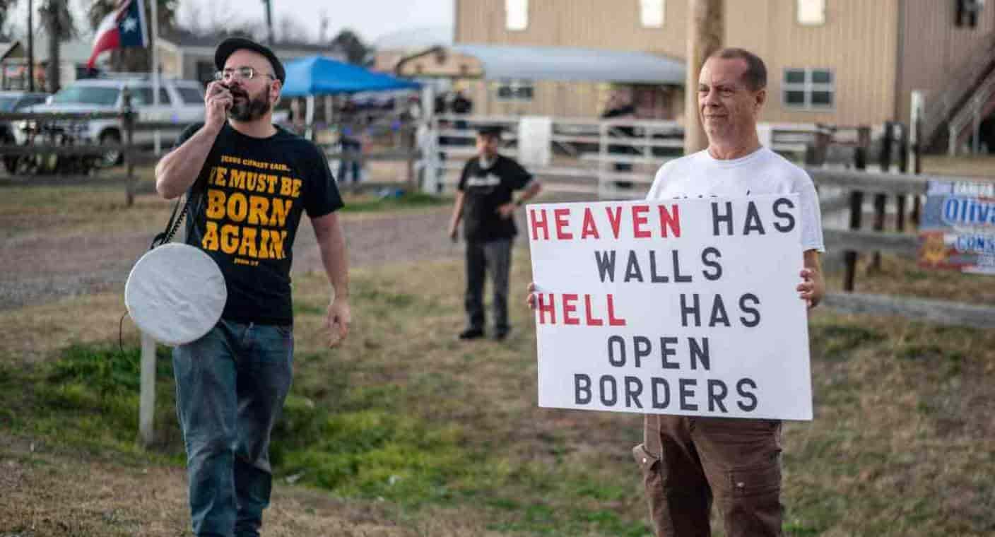 Grupos del “Ejército de Dios” protestan contra migrantes en la frontera de EEUU-México