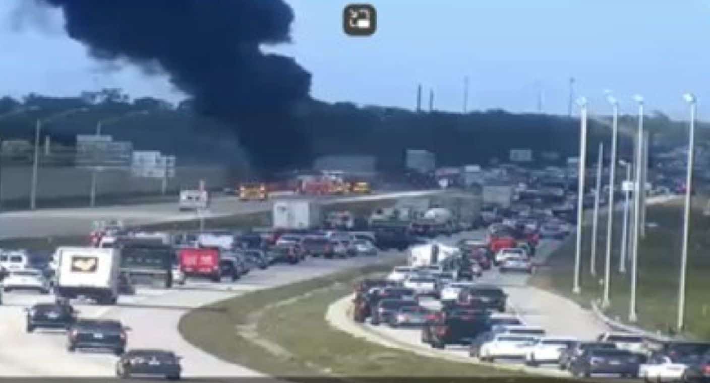 Avioneta privada choca contra autopista en Florida, y deja al menos dos muertos