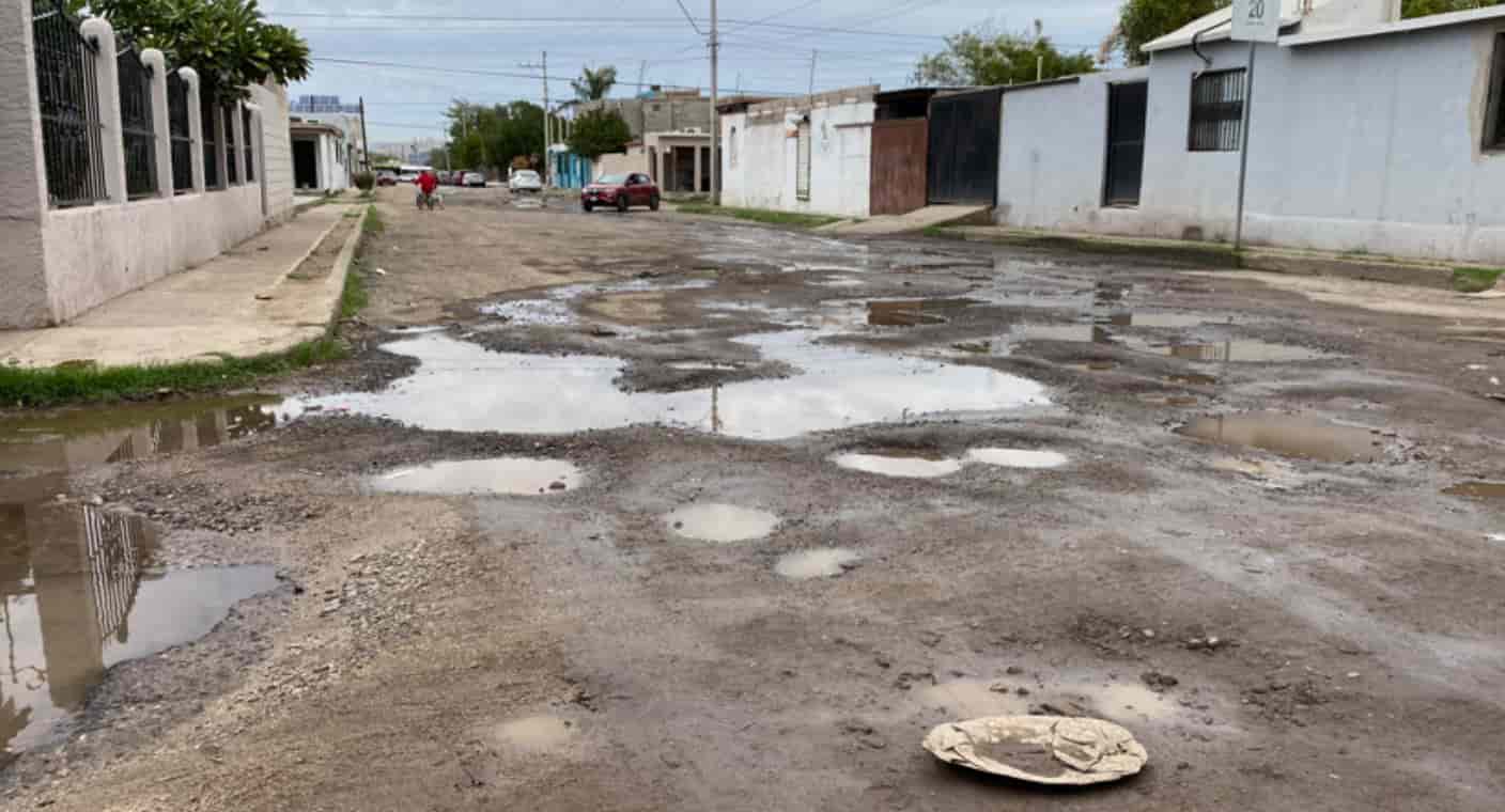 Continúan problemas con baches y aguas residuales tras arreglar fuga en colonia Nuevo Hermosillo