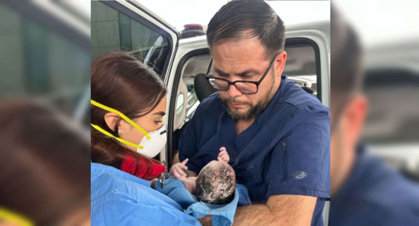 Auxilian oficiales de la PESP a mujer que dio a luz a niño arriba de una patrulla en Hermosillo