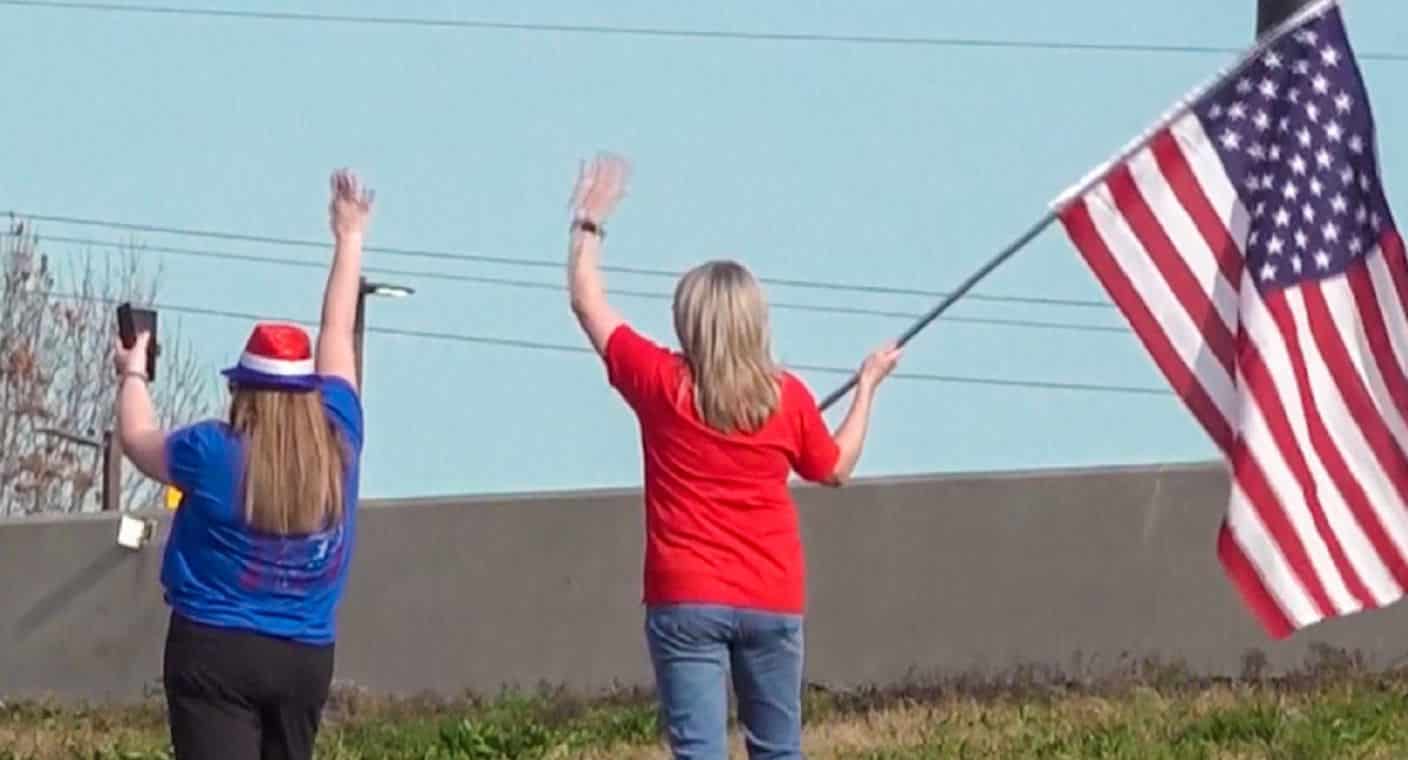 Sale caravana de vehículos a Texas, Arizona y California para protestar contra crisis fronteriza