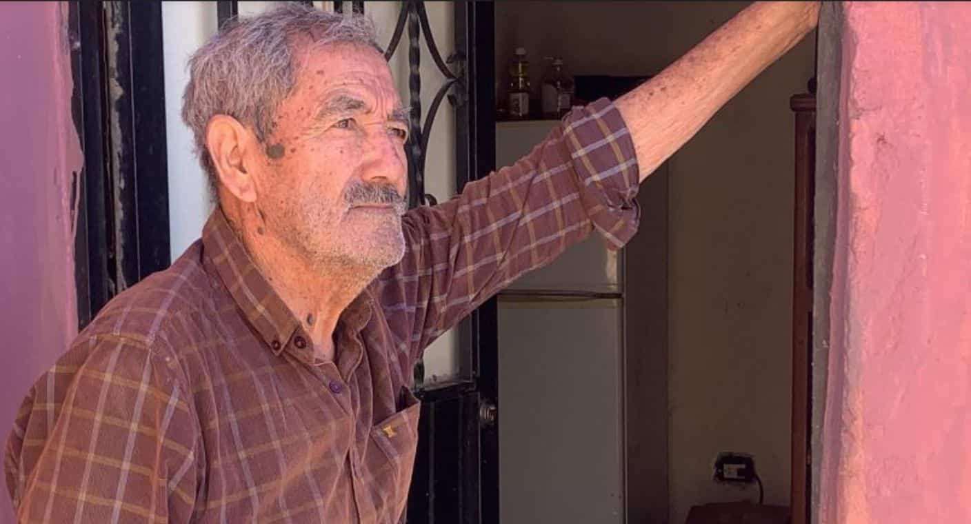A sus 72 años, Jesús Payán cuida de su esposa enferma y su hijo ciego; busca trabajo para proveer a la familia