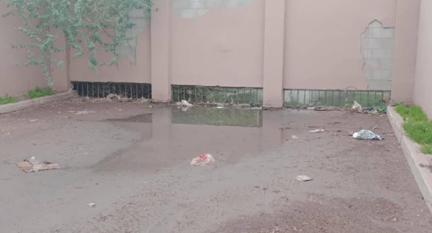 Denuncian vecinos que desde hace 7 años viven en condiciones insalubres por agua estancada en residenciales California, de Hermosillo