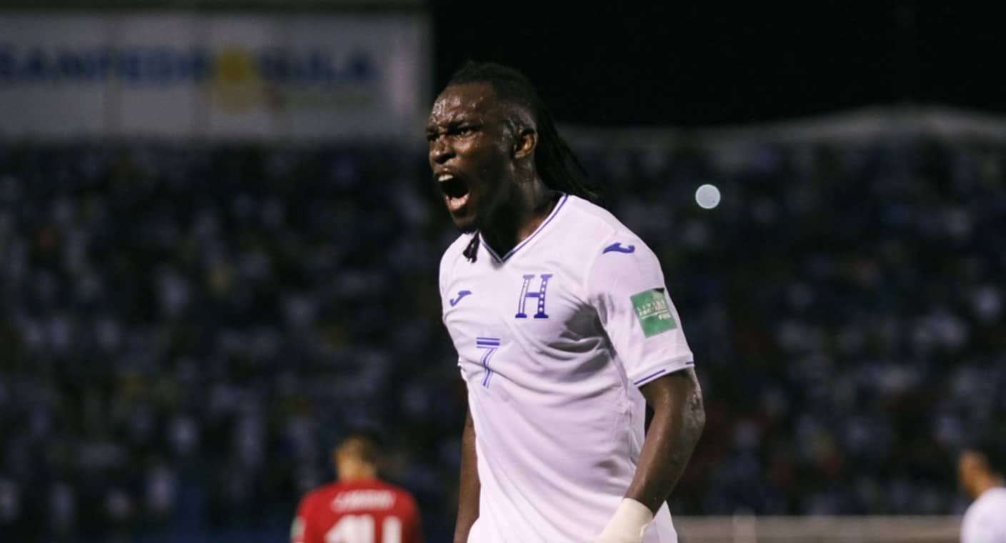 Futbolista es puesto en coma inducido tras recibir golpe en la cabeza durante partido