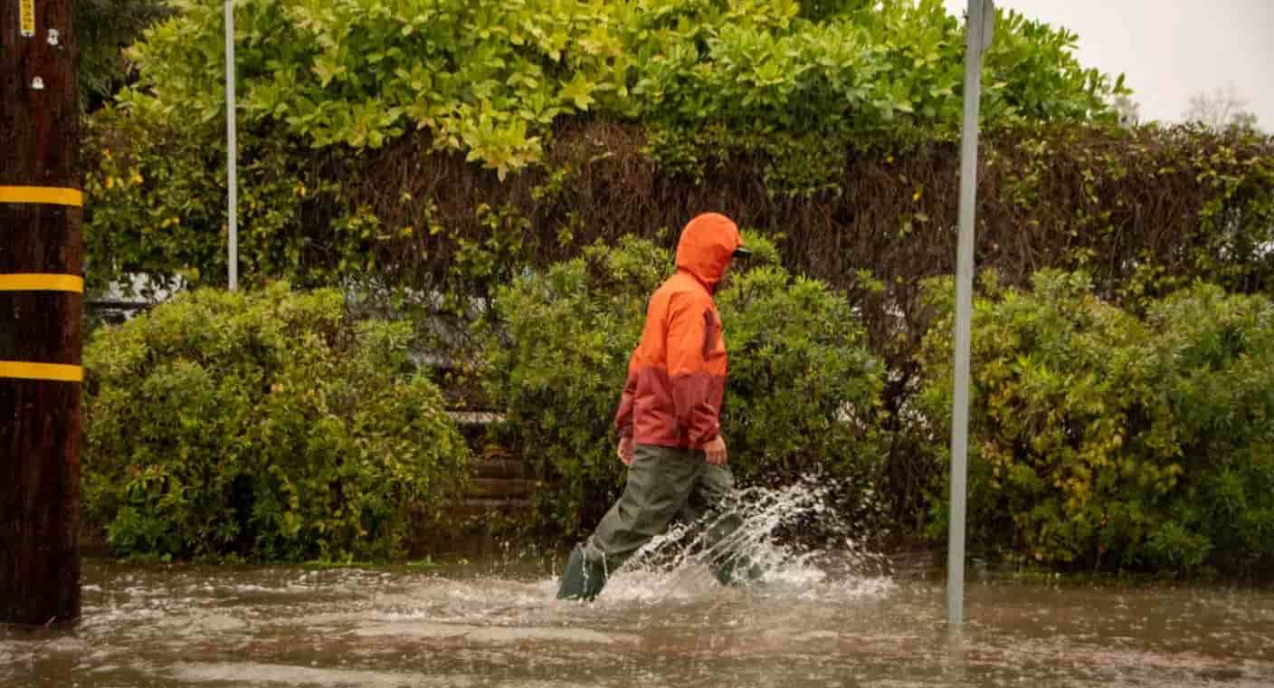 Tormenta en California dejan un muerto y centenares de miles de usuarios sin luz