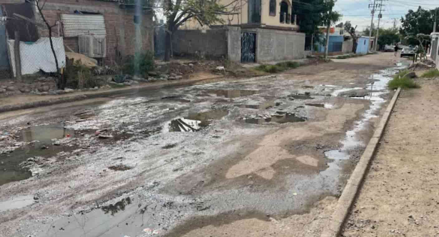 Vecinos denuncian que aguas negras salen de sus baños por una fuga reportada desde diciembre, en colonia Sahuaro, de Hermosillo