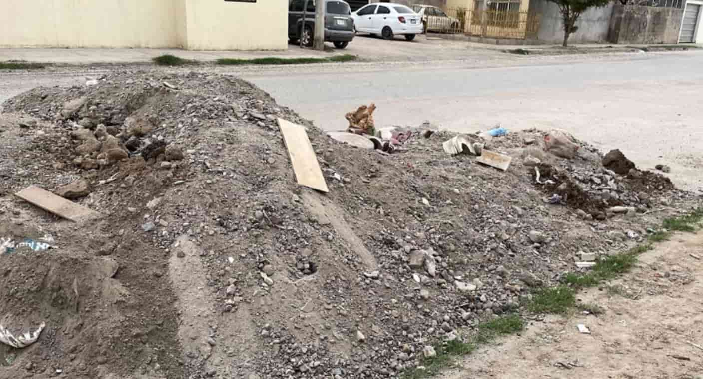 Vecinos denuncian que acumulación de tierra en calle es problema vial y de salud en colonia Los Jardines de Hermosillo
