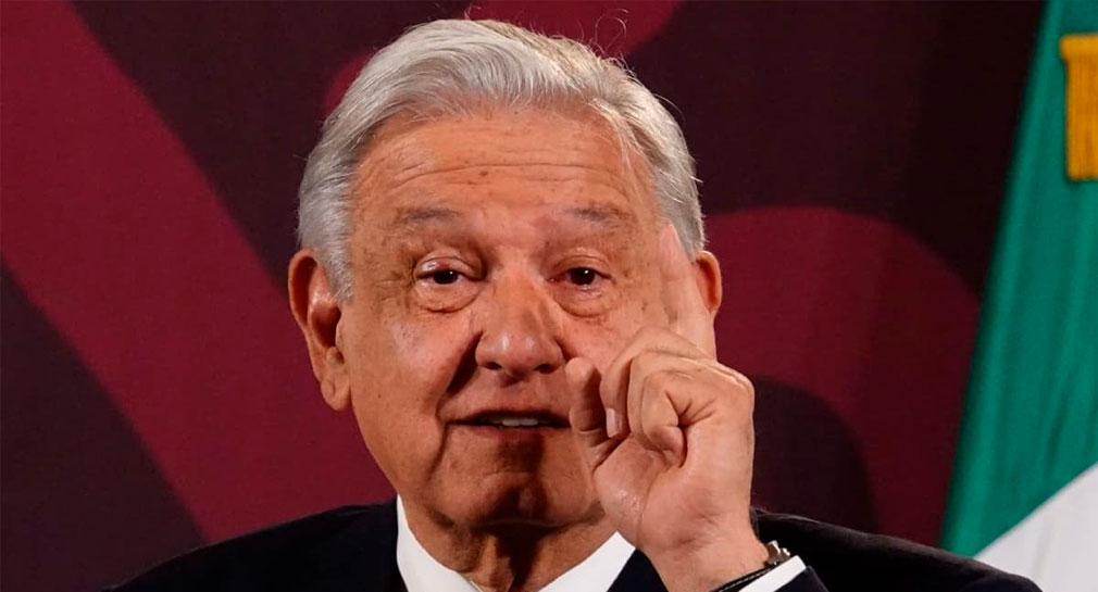 AMLO dice que vallas en 8M es por ‘infiltrados’ en marcha