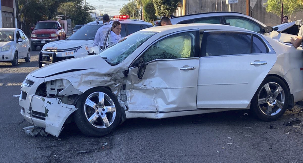 Choque entre dos vehículos deja un lesionado en la colonia Olivares, Hermosillo