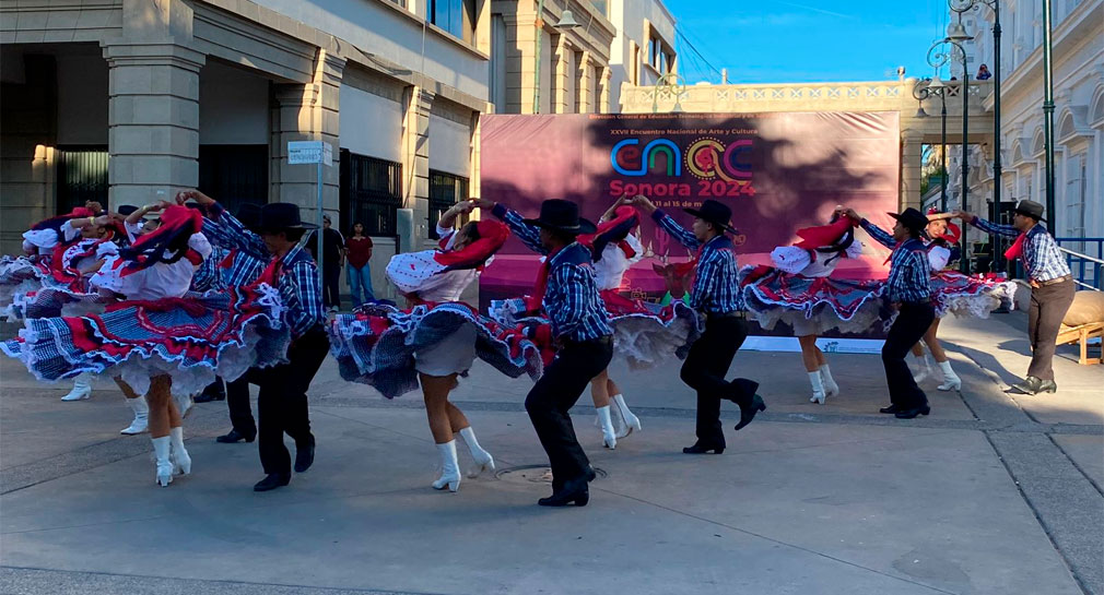Encuentro de Arte y Cultura reúne a estudiantes de preparatoria de México con presentaciones artísticas en el centro de Hermosillo