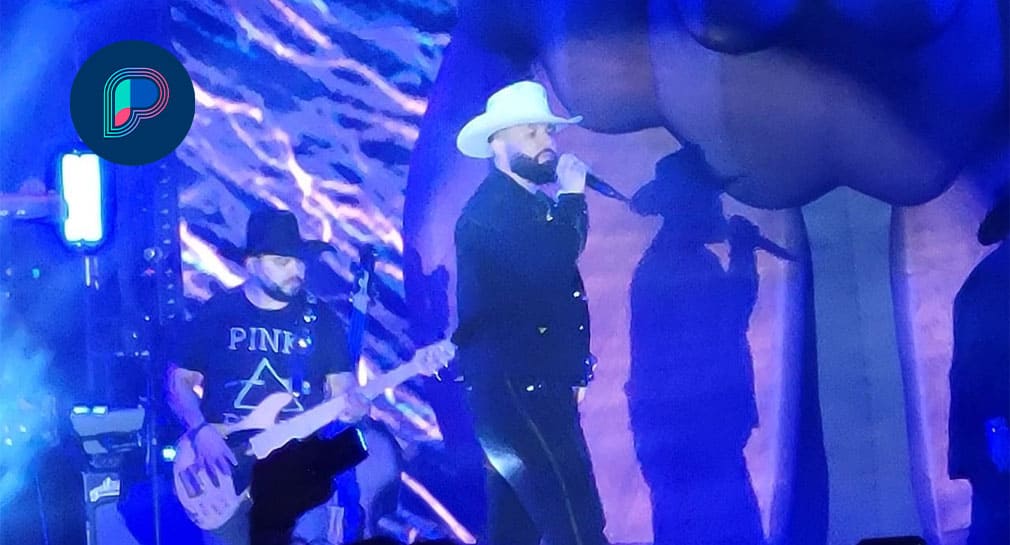 Carin León es profeta en su tierra, disfrutan asistentes del concierto del hermosillense desde el estadio Fernando Valenzuela