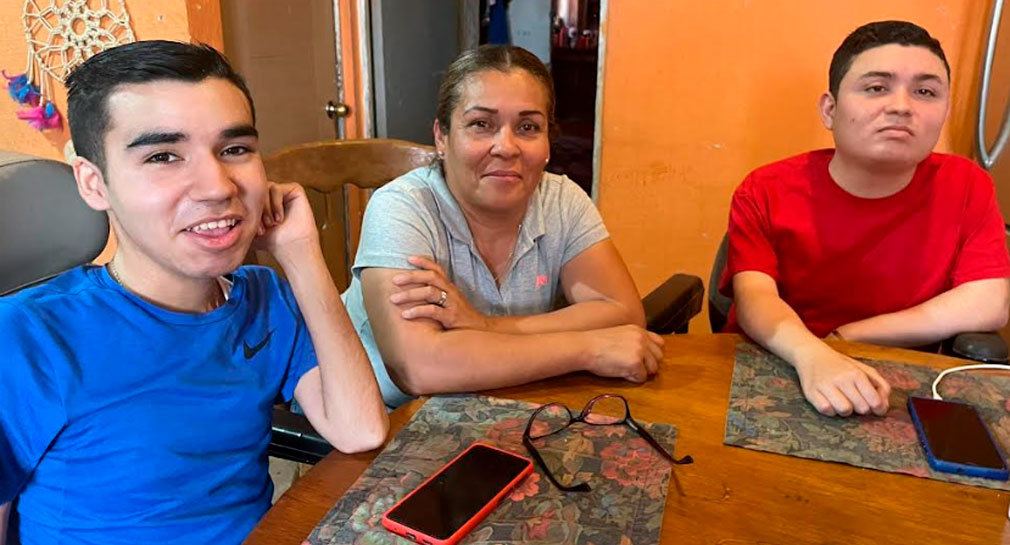 Pide Rosa Carmina apoyo para atender a sus 2 hijos, diagnosticados con enfermedad degenerativa, en Hermosillo