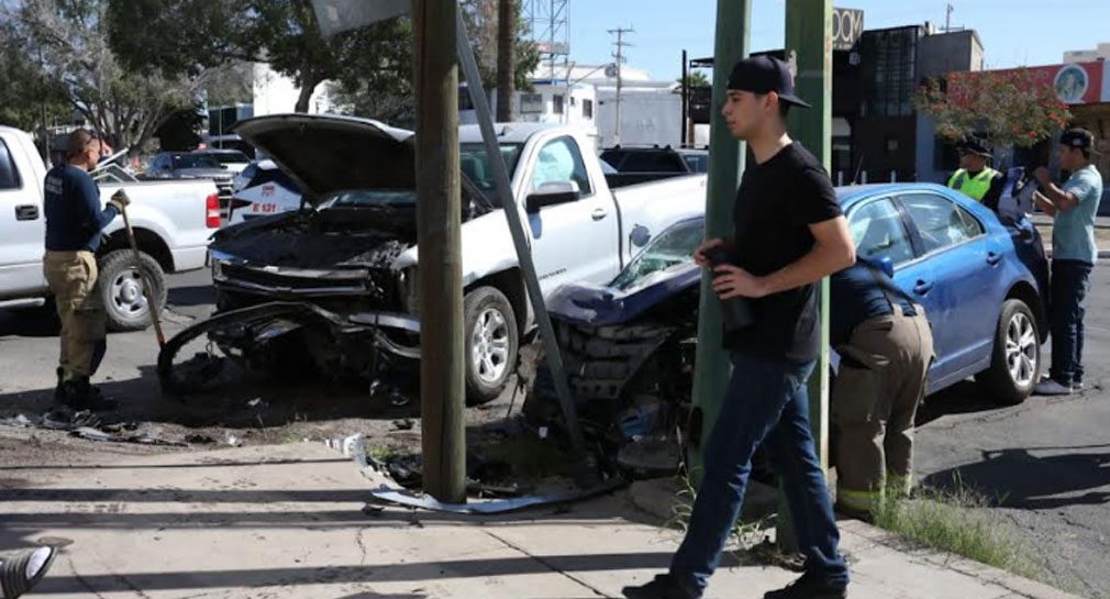 Choque en el centro de Hermosillo deja una mujer y 2 menores lesionados, además de daños materiales a los autos