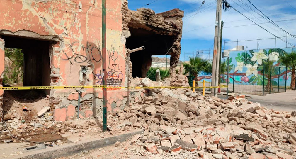 Colapsa fachada en casa del centro de Hermosillo, escombros quedan en vía pública