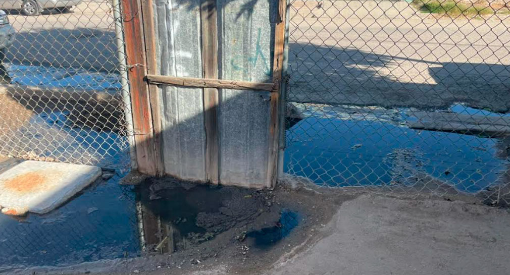 Denuncian residentes de colonia Insurgentes fuga de drenaje dentro y fuera de su domicilio; aseguran problema lleva desde octubre del 2023