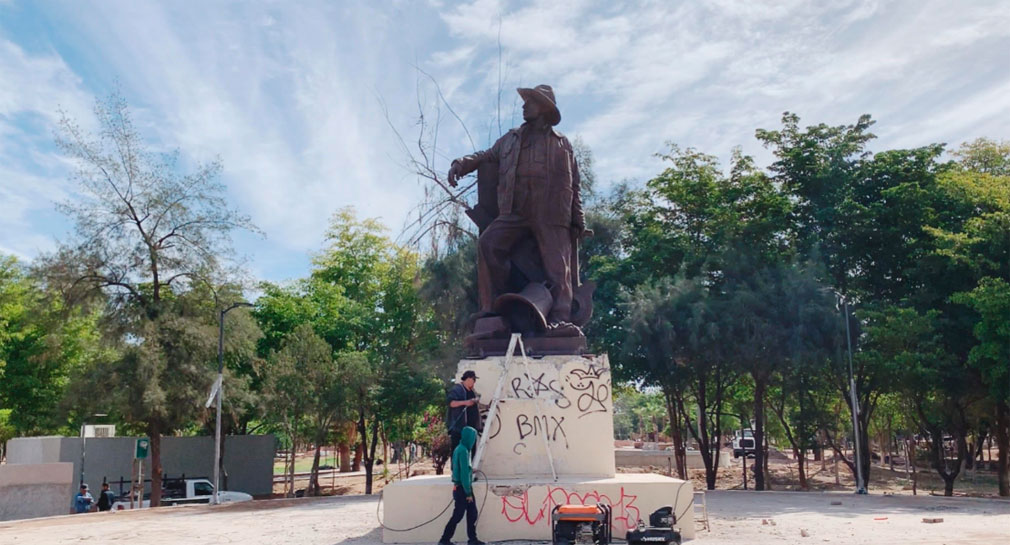 Devuelven estatua de Jesús García al parque Madero de Hermosillo