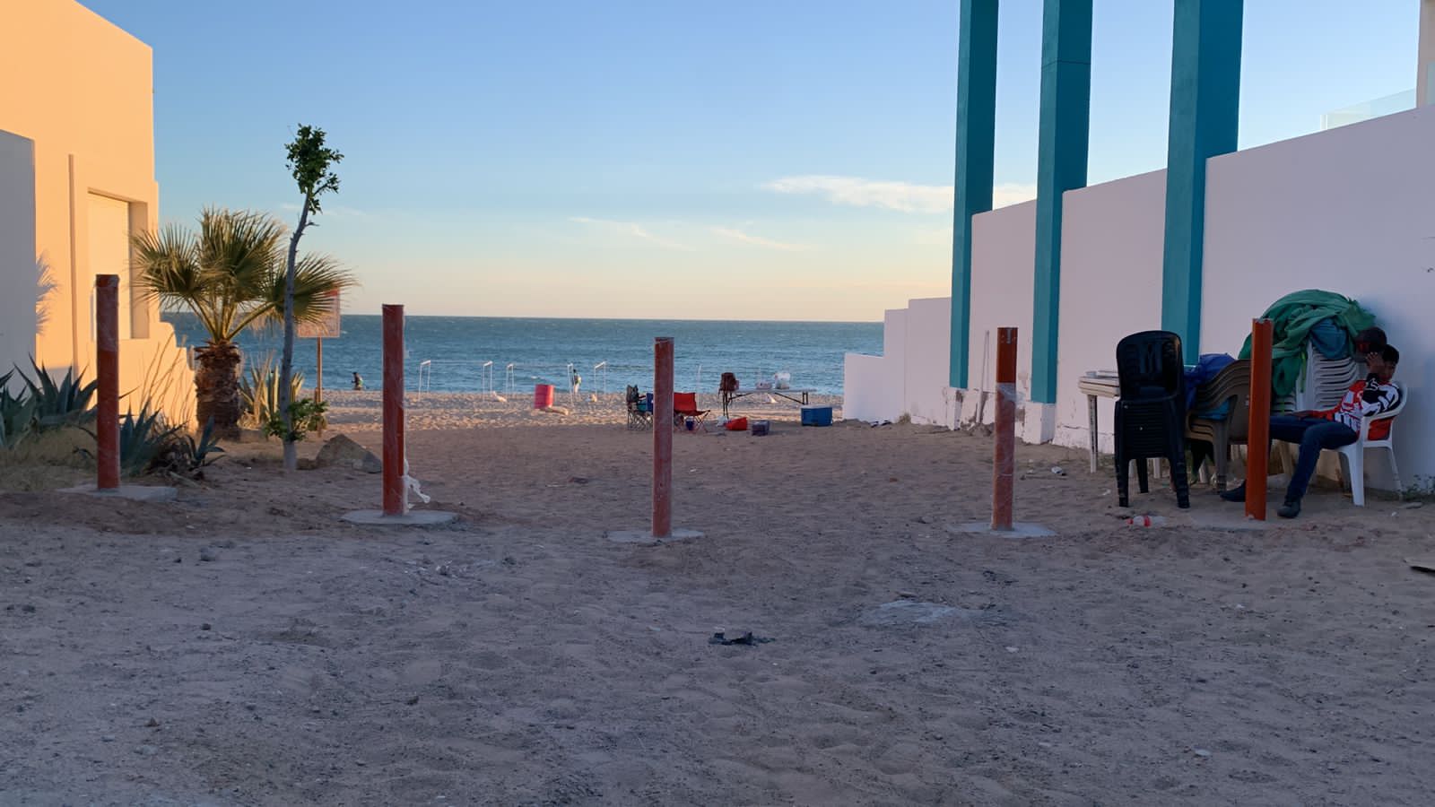 Colocan tubos de metal en accesos a playa en Bahía de Kino, Sonora; Ayuntamiento señala que es para evitar entrada de autos