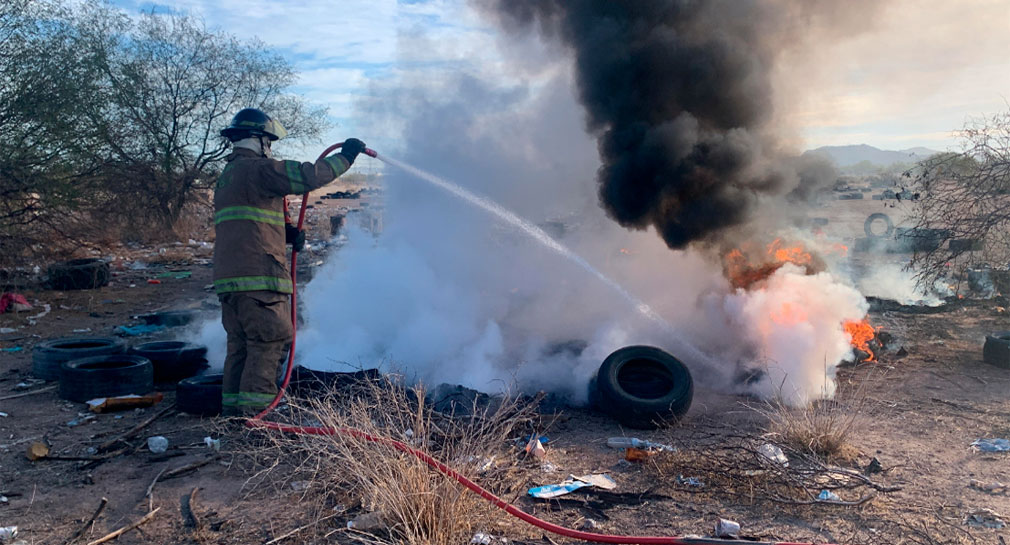 Se incendia terreno baldío con llantas y diferentes tipos de desechos al surponiente de Hermosillo