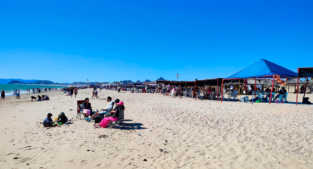 Disfrutan hermosillenses de una agradable tarde de domingo en Bahía de Kino, para aprovechar el ‘puente’