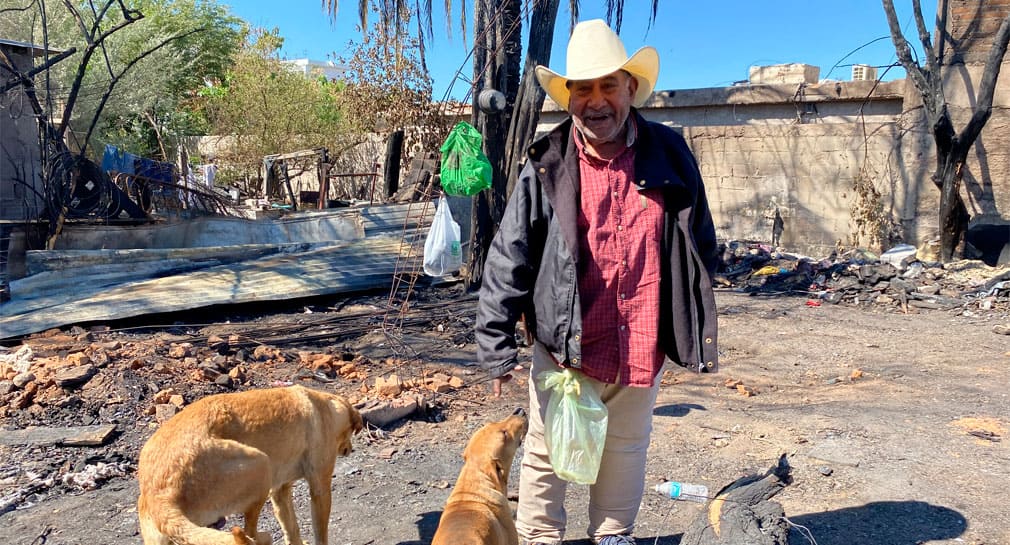 Manuel López continúa pidiendo el apoyo de la comunidad tras perder su casa en incendio en colonia Adolfo de la Huerta, en Hermosillo
