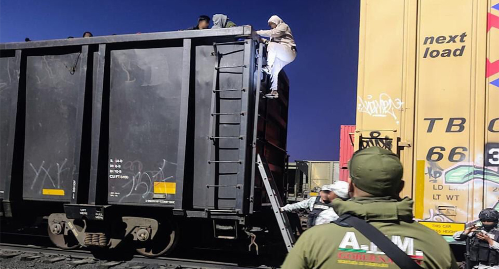 Intercepta INM a 87 migrantes en las góndolas de un tren en Empalme, Sonora