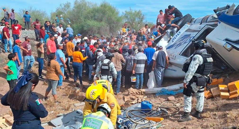 Quedan 3 lesionados en intento por hacer rapiña tras volcarse tráiler en Navojoa; conductor también resulta herido