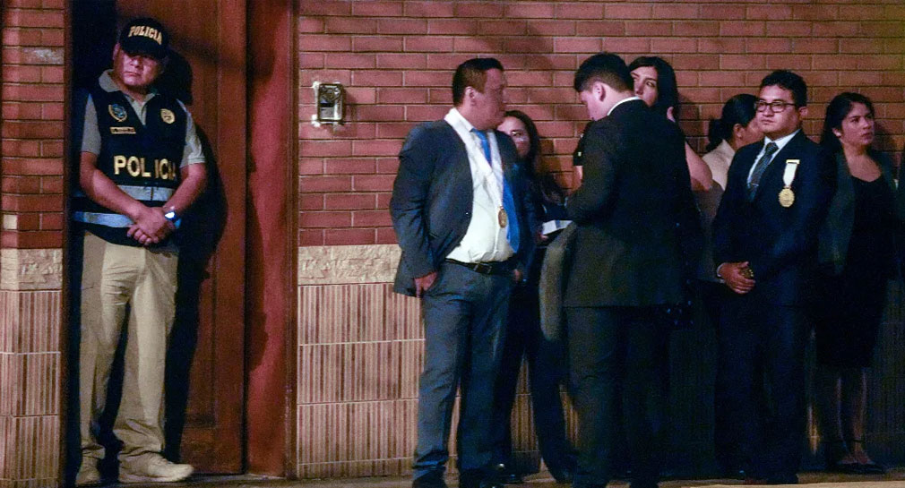 Allanan casa de presidenta de Perú, Dina Boluarte, acusada de enriquecimiento ilícito