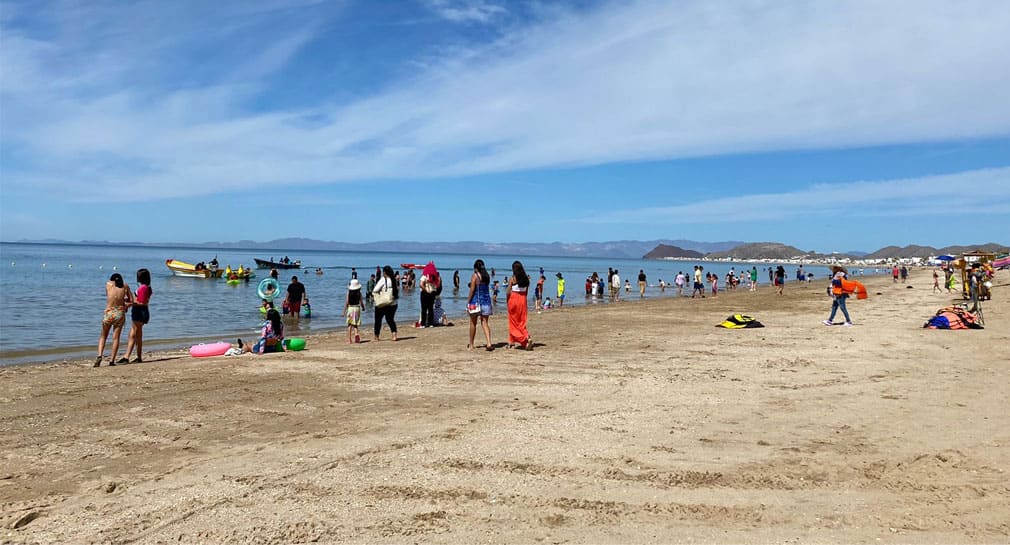 Disfrutan vacacionistas de la playa en Bahía de Kino este Viernes Santo de Semana Santa