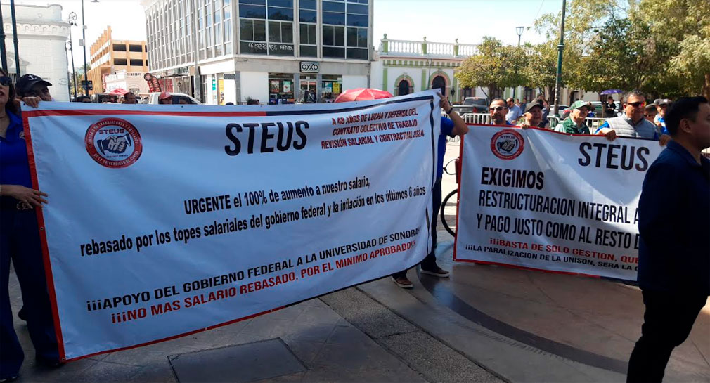 Se manifiestan trabajadores del Steus fuera del Palacio de Gobierno de Hermosillo, buscan mejoras en contrato colectivo