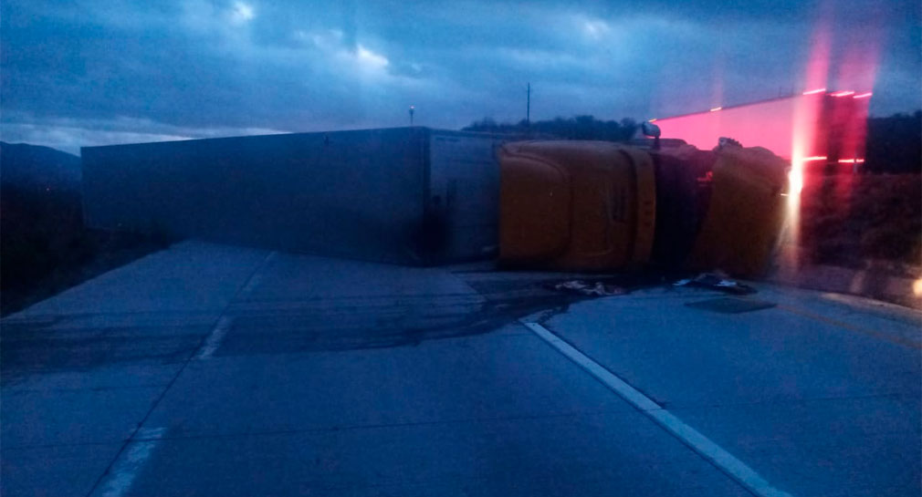 Volcadura de tráiler afecta tránsito en carretera Magdalena-Santa Ana, en Sonora