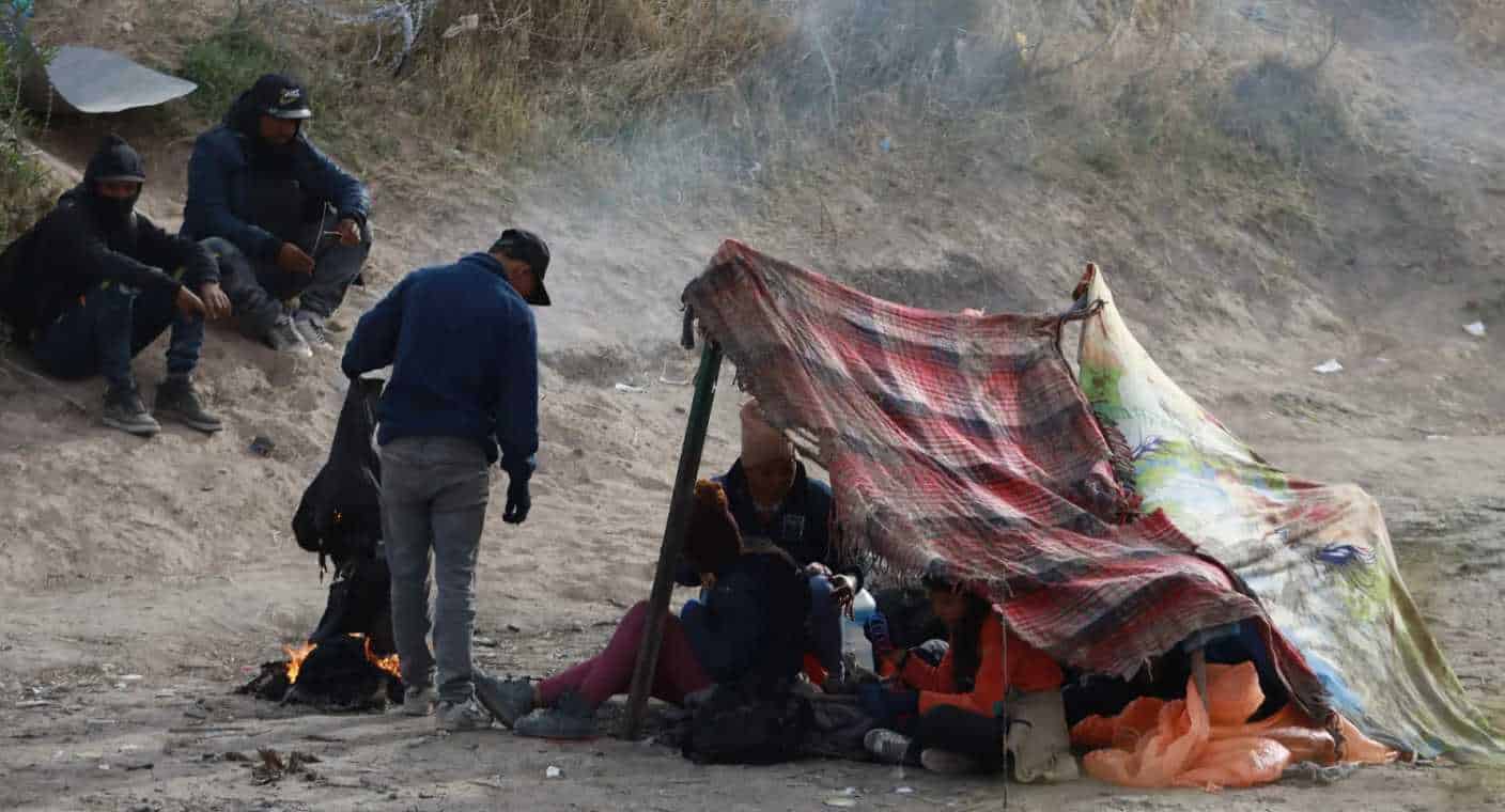 Migrantes acampan en la frontera con EEUU entre el caos generado por la ley SB4 de Texas