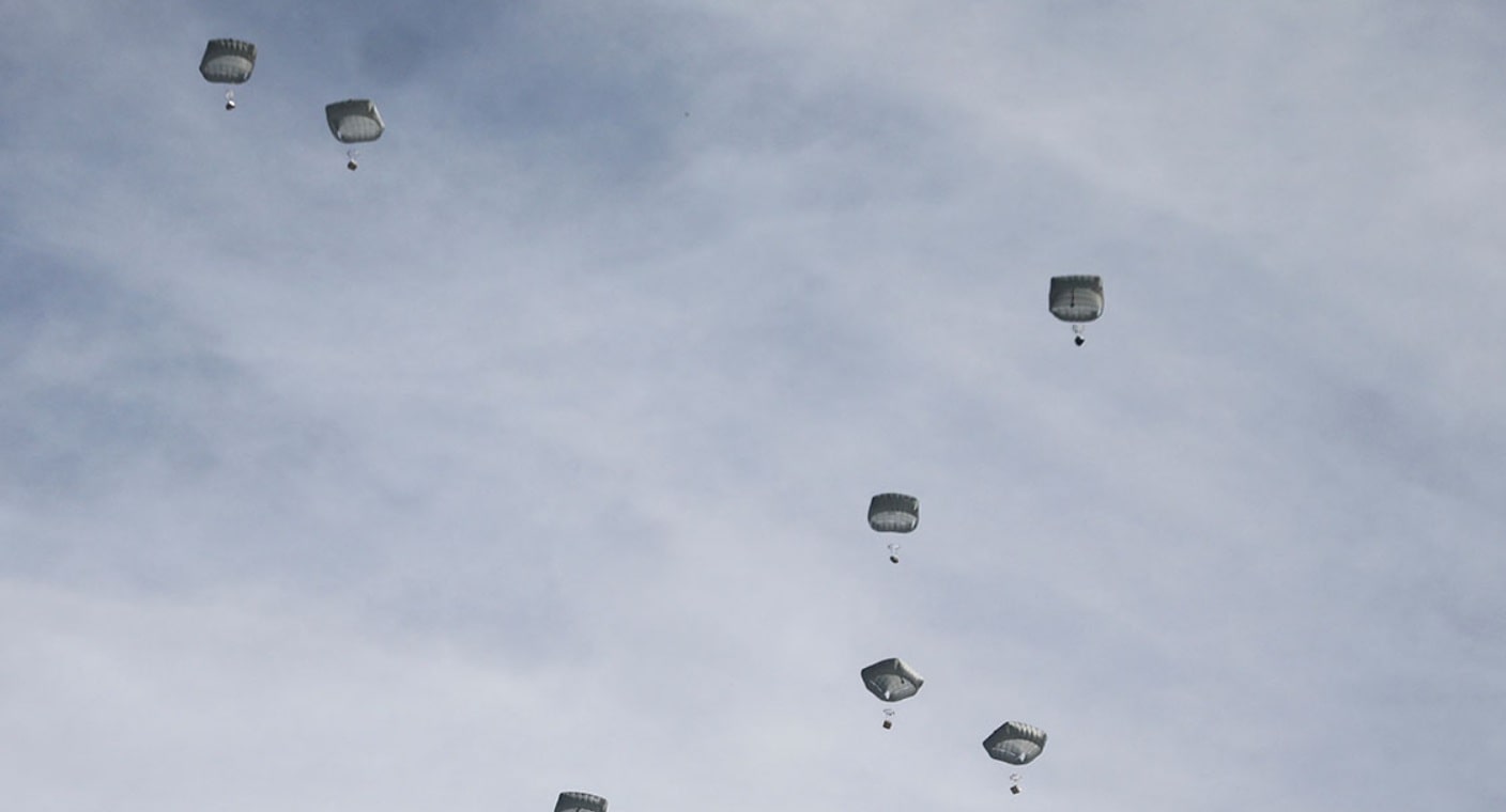 EEUU completa su primer lanzamiento aéreo de ayuda humanitaria en Gaza