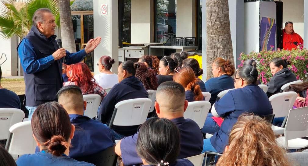 Se reúne Manlio Fabio Beltrones con trabajadores sindicalizados de la industria automotriz en Santa Ana