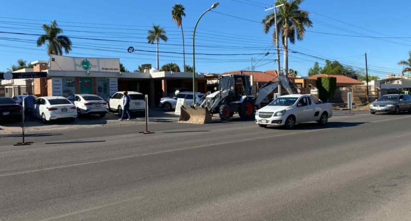 Cierre de calle del Conocimiento hacia a Unison, por reparaciones en avenida Colosio, provoca caos vial, en Hermosillo