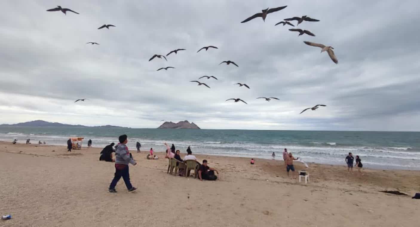 Registra Bahía de Kino poca afluencia en el último día de Semana Santa; visitantes lo atribuyen al clima y economía
